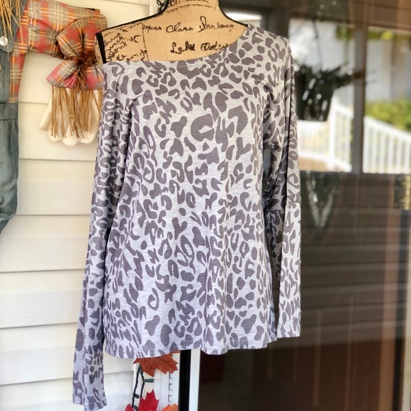 🍃LAST 1💕NWT Gray Leopard Scoop Neck L/S Top💕 - Picture 10 of 15